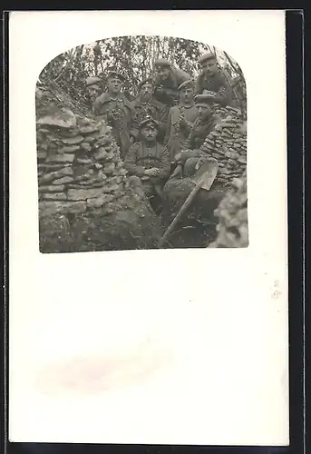 Foto-AK Soldaten in Uniform gemeinsam im Schützengraben