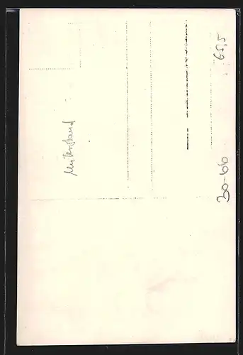 Foto-AK Soldaten in Uniform gemeinsam im Schützengraben