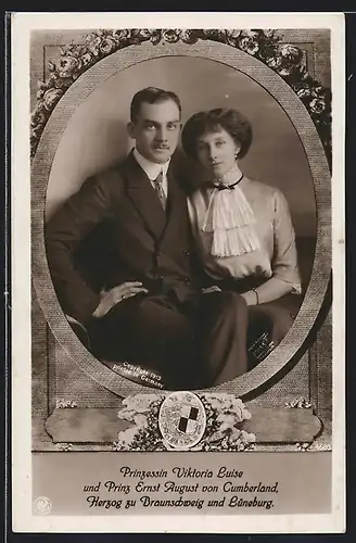 AK Prinz Ernst August Herzog von Braunschweig und Prinzessin Viktoria Luise in einer von Rosen gerahmten Porträtaufnahme