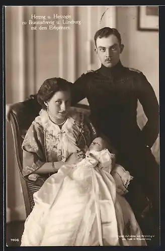 AK Herzog Ernst August von Braunschweig als Husar mit seiner Familie