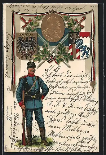 Künstler-AK Soldat der Infanterie in Uniform mit Gewehr, Wappen und König von Bayern