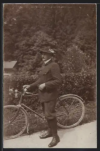 Foto-AK Fahrradfahrer mit Feder am Hut