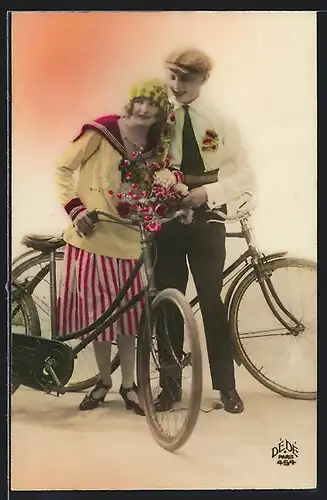 AK Glückliches Paar mit Fahrrädern