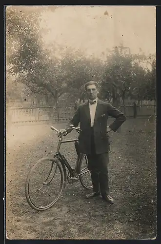 Foto-AK Herr im Anzug mit Fahrrad