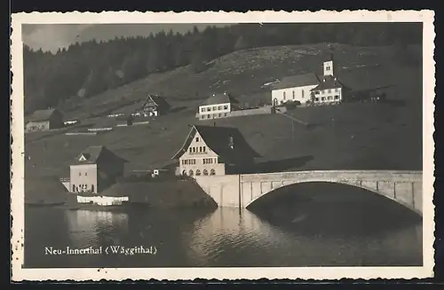 AK Neu-Innerthal /Wäggithal, Uferpartie mit Kirche