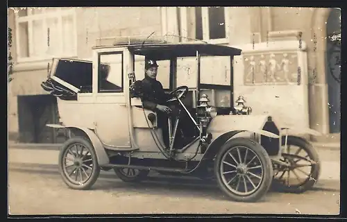 AK Chauffeur in einer Kraftdroschke