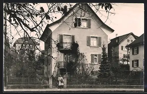 Foto-AK Wallisellen, Villa mit Nachbargebäuden, Junge Dame vor der Pforte