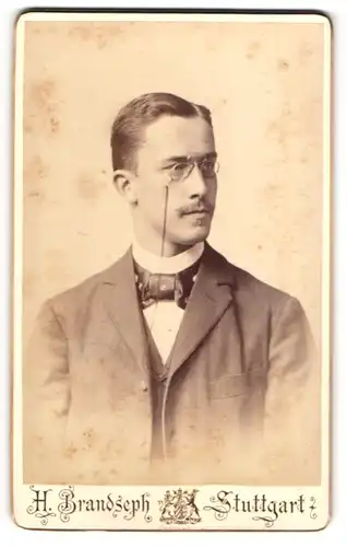 Fotografie Hermann Brandseph, Stuttgart, Marienstr. 36, Herr Kuli im Anzug mit Zwicker