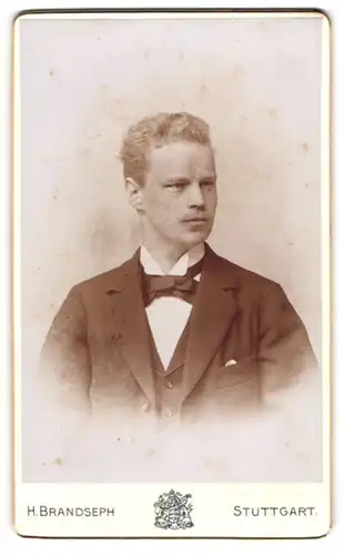 Fotografie Hermann Brandseph, Stuttgart, Marienstr. 36, Herr Kuli im Anzug mit Fliege