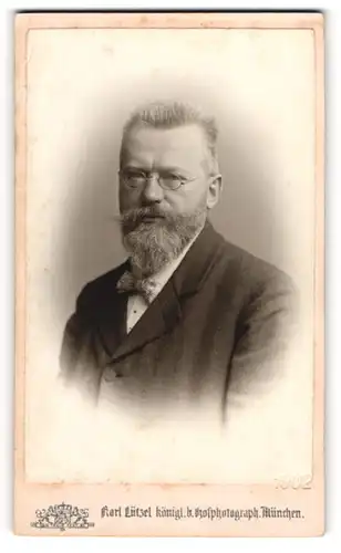 Fotografie Karl Lützel, München, Augustenstr. 16, Hans Ripgauer mit Brille und Vollbart