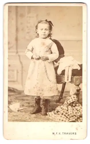 Fotografie W. F. K. Travers, Mannheim, Leopoldstr. 9, Elsa Schultz im hübschen Kleid