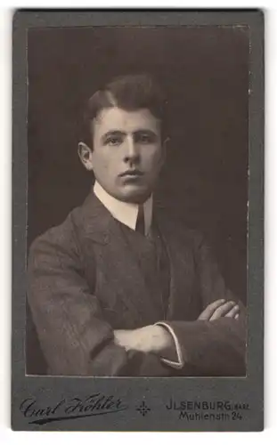 Fotografie Carl Köhler, Ilsenburg i Harz, Mühlenstr. 24, Junger Herr im Anzug mit verschränkten Armen