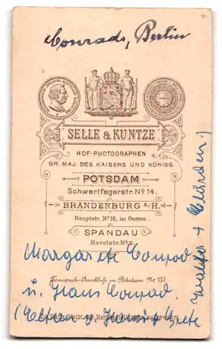 Fotografie Selle & Kuntze, Potsdam, Schwertfegerstr. 14, Margarete und Hans Conrad in modischer Kleidung