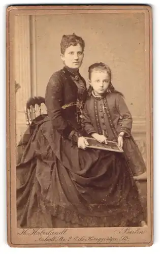 Fotografie H. Haberlandt, Berlin, Anhalt-Str. 2 Ecke Königgrätzer-Str., Clara Eichstädt und Mariechen mit Tafel