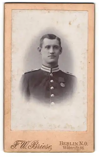 Fotografie F. W. Briese, Berlin, junger Soldat in Gardeuniform mit Oorden an der Brust