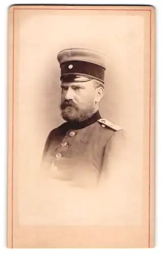 Fotografie L. Belitski, Nordhausen, älterer Soldat in Uniform mit hoher Mütze und Vollbart