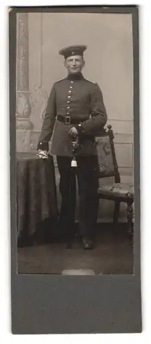 Fotografie unbekannter Fotograf und Ort, junger Soldat in Uniform mit Säbel und Portepee