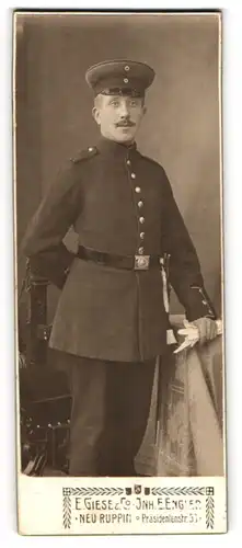 Fotografie E. Giese & Co., Neuruppin, Präsidentenstr. 56, Soldat in Uniform Rgt. 24 mit Bajonett