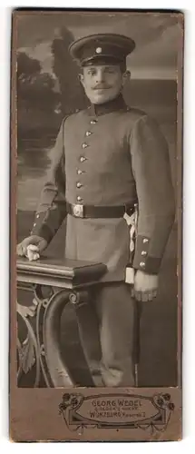 Fotografie Georg Wedel, Würzburg, Kaiserstr. 9, Soldat des Rgt. 9 in Uniform mit Bajonett und Portepee