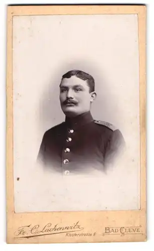 Fotografie Fr. C. Lachenwitz, Bad Cleve, Soldat des Regiment 56 in Uniform
