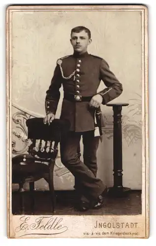 Fotografie E. Feldle, Ingolstadt, Harderstr. 101, junger Soldat in Uniform mit Schützenschnur und Bajonett