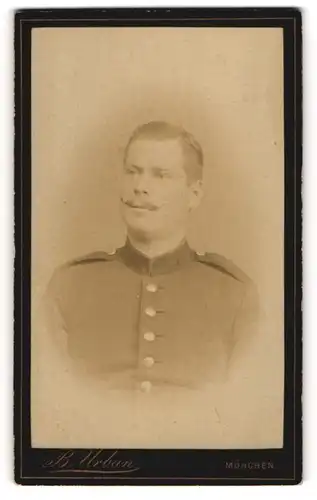 Fotografie B. Urban, München, bayrischer Soldat in Uniform mit Mustasch