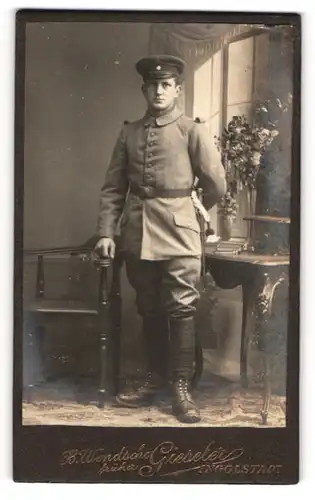 Fotografie B. Wendsche, Ingolstadt, bayrischer Soldat in Feldgrau Uniform mit Bajonett und Portepee