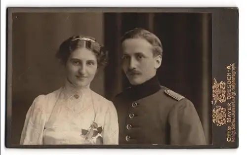 Fotografie Otto Mayer, Dresden, Offizier in Uniform nebst seiner Frau