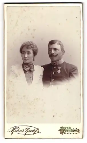 Fotografie Hahn`s Nachf., Dresden, K.u.K. Soldat in Uniform mit Orden an der Brust, 1900