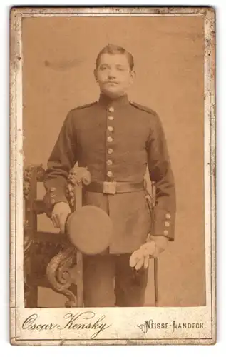 Fotografie Oscar Kensky, Neisse, Soldat in Uniform mit Bajonett