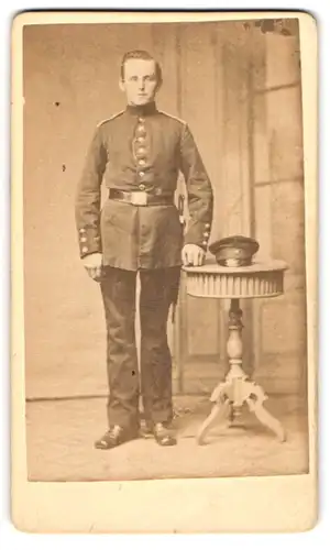 Fotografie Carl Rose, Lübeck, junger Soldat Gerken in Uniform mit Bajonett, 1875