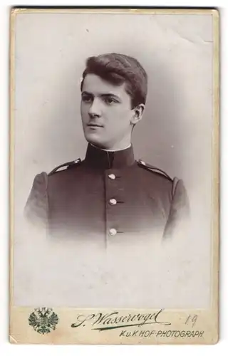 Fotografie S. Wasservogel, Olmütz, junger 19 jähriger Soldat Rudy in Uniform, 1900