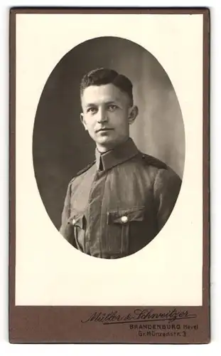 Fotografie Müller & Schweitzer, Brandenburg / Havel, junger Soldat in Uniform, 1925