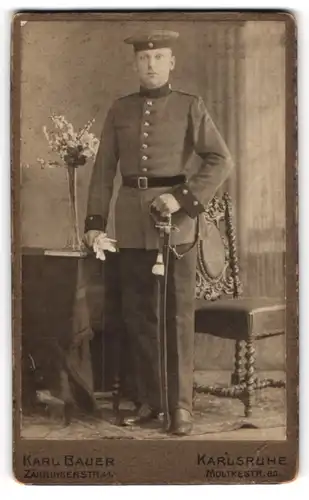 Fotografie Karl Bauer, Karlsruhe, Soldat in Uniform mit Säbel und Krätzchen