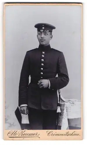 Fotografie Otto Zeumer, Crimmitschau, sächsischer Soldat in Uniform mit Bajonett und Zwickerbrille
