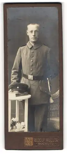 Fotografie Rudolf Müller, Rochlitz, junger Soldat in Feldgrau Uniform mit Bajonett und Portepee