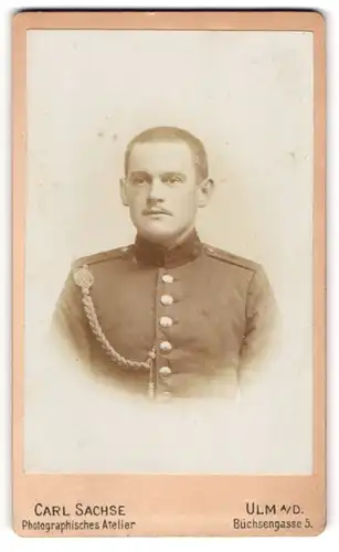 Fotografie Carl Sachse, Ulm a. D., Soldat in Uniform Art. Rgt. mit Schützenschnur