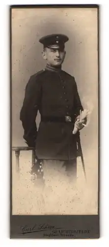 Fotografie Carl Scherz, Gross Lichterfelde, junger Soldat in Gardeuniform mit Bajonett