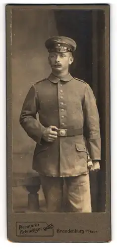 Fotografie Hermann Schweitzer, Brandenburg / Havel, Soldat in Feldgrau Uniform