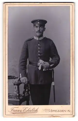 Fotografie Franz Ehrlich, Dresden, Soldat in Garde Uniform mit Bajonett und Portepee