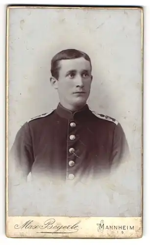 Fotografie Max Beyerle, Mannheim, junger Soldat in Uniform