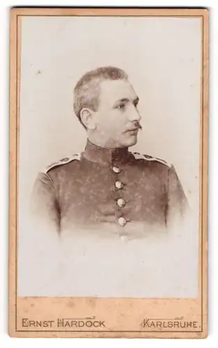 Fotografie Ernst Hardock, Karlsruhe, Soldat in Uniform mit Mustasch, 1867
