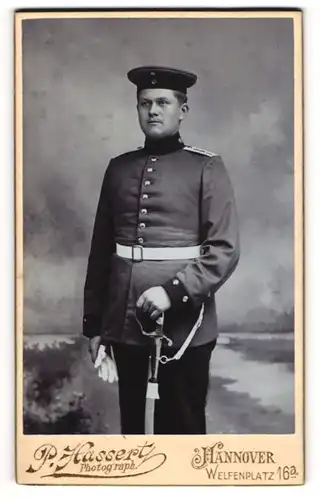Fotografie P. Hassert, Hannover, Soldat in Uniform Art. Rgt. 1 mit Säbel
