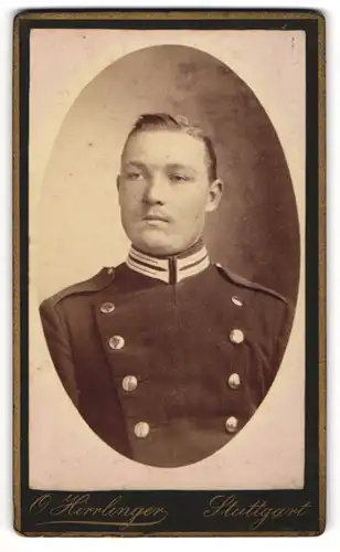 Fotografie O. Hirrlinger, Stuttgart, junger Soldat in Gardeuniform