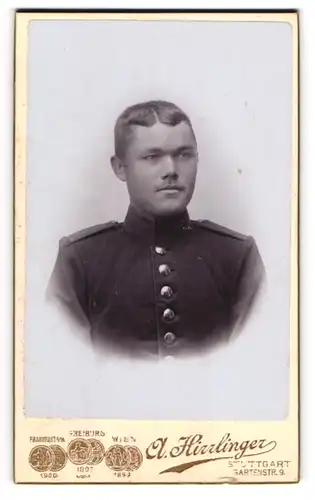 Fotografie A. Hirrlinger, Stuttgart, junger Soldat in Uniform mit Mittelscheitel
