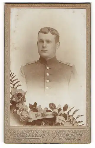 Fotografie J. Stegmann, Mülhausen i. E., Soldat in Uniform Rgt. 142, im Passepartout mit Blumen