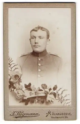 Fotografie J. Stegmann, Mülhausen i. E., Soldat in Uniform des Regiment 142