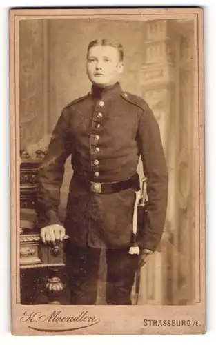 Fotografie K. Maendlen, Strassburg i. Els., junger Soldat in Uniform Inf. Rgt. 105 mit Bajonett