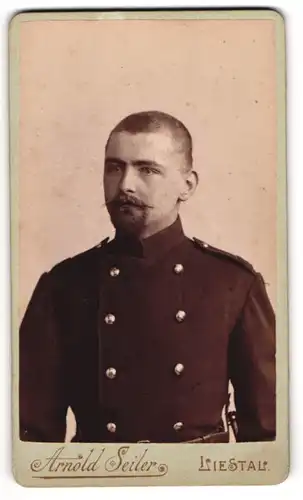 Fotografie Arnold Seiler, Liestal, schweizer Soldat in Uniform mit Mustasch