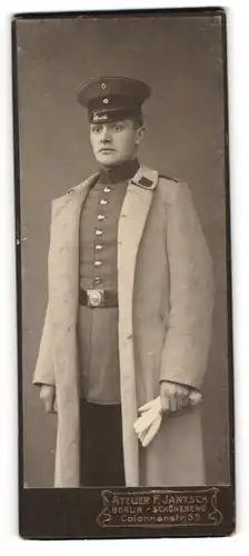 Fotografie F. Jantsch, Berlin-Schöneberg, Colonnenstr. 35, junger Soldat in Uniform mit Mantel